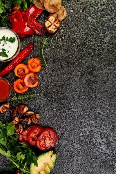 Izgara Sebzeler Domates Soğan Izgara Kavrulmuş Biber Chili Avokado Siyah — Stok fotoğraf