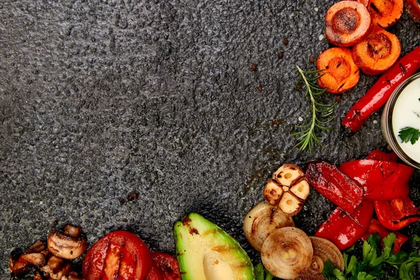 Grilovaná Zelenina Rajčata Cibule Gril Pečené Pepř Chilli Avokáda Houby — Stock fotografie