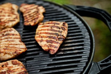 Izgara hindi eti. Büyük gaz ızgara üzerinde Biftek hindi ızgara . 