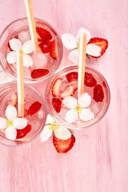 Yasemin çiçeği ile çilek detoks suyu. Yaz buzlu içecek