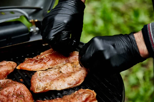 Carne de pavo asada. Mano de joven asando algo de carne — Foto de Stock