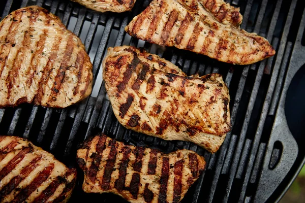 Grillowane mięso indyka. Stek indyka Grill na ogromnym Grill gazowy . — Zdjęcie stockowe