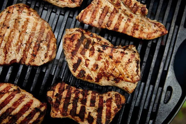 Viande de dinde grillée. Grill de dinde de steak sur un énorme barbecue à gaz  . — Photo