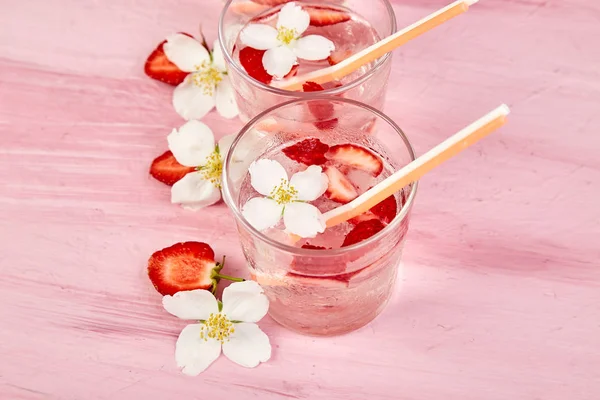 Agua de desintoxicación de fresa con flor de jazmín. Bebida helada de verano — Foto de Stock