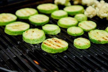 Izgara kabak sebze büyük gaz ızgara . Vegan yemek. Diyet, sağlıklı piknik. Yaz. Üst te. Düz yatıyordu. Kopyalama alanı