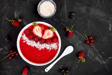 Smoothie kaseleri. Sağlıklı kahvaltı kase Vegan gıda.