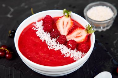 Smoothie kaseleri. Sağlıklı kahvaltı kase Vegan gıda.