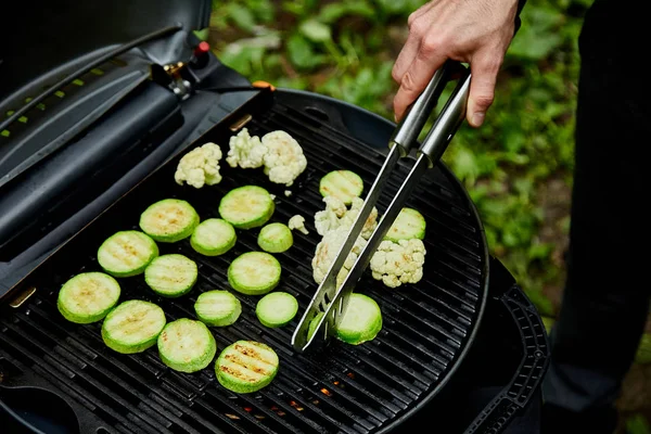 Käsi Nuori Mies Grillaa Kesäkurpitsa Vihannes Valtava Kaasu Grilli Piknikille — kuvapankkivalokuva