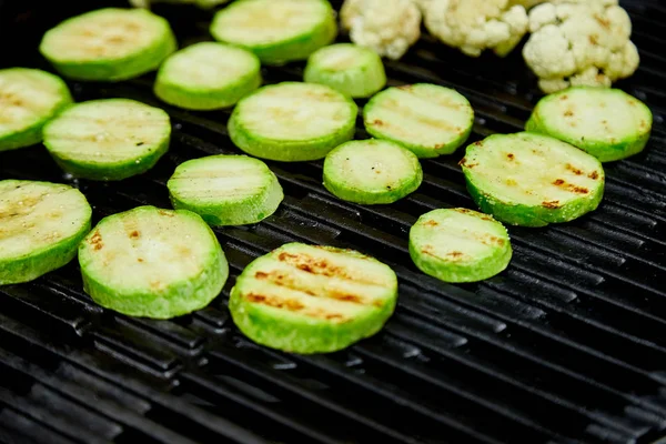 Légumes Courgettes Grillés Sur Énorme Gril Gaz Nourriture Végétalienne Régime — Photo