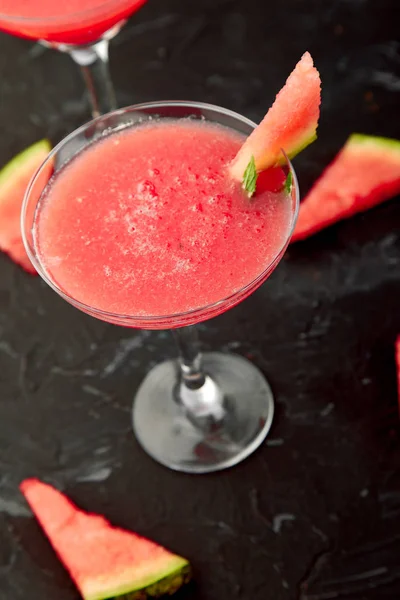 Watermeloen Margarita cocktail op zwarte achtergrond. Verse watermeloen limonade — Stockfoto