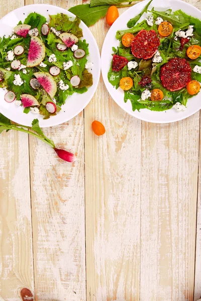 Salate mischen. Veganer, Vegetarier, Clean Eating, Diät, Ernährungskonzept. — Stockfoto