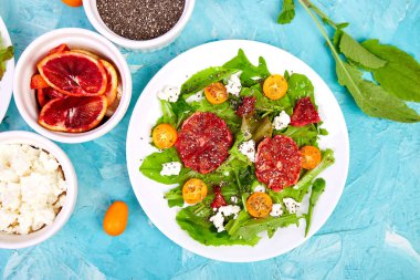 Taze narenciye salatası. Vegan, Vejetaryen, temiz yemek, diyet, gıda konsepti.