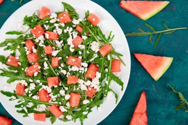 Beyaz peynir ve arugula ile taze yaz karpuz salatası