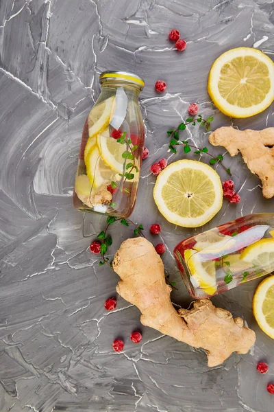 Agua de desintoxicación en botellas con cranberrie, jengibre, limón, menta — Foto de Stock