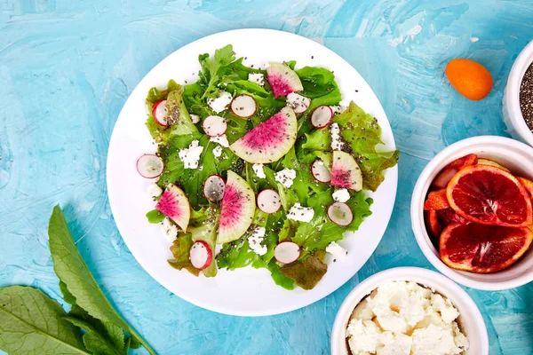 Čerstvý salát radish. Vegan, Vegetariánská, čistá jídla, dieting, potravinářský koncept. — Stock fotografie