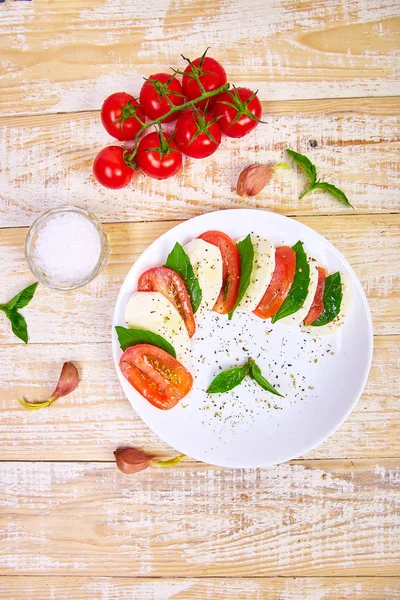 Italian Caprese Salad Sliced Tomatoes Mozzarella Cheese Basil Olive Oil — Stock Photo, Image