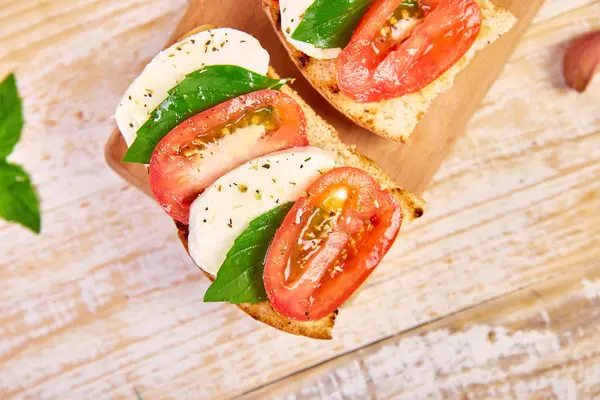 Caprese Bruschetta Toasts Cutting Board Bruschetta Tomatoes Mozzarella Cheese Basil — Stock Photo, Image