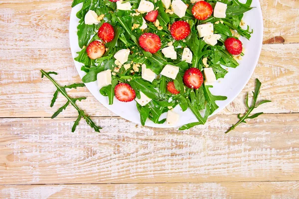 Frischer Salat Mit Rucola Erdbeeren Feta Käse Und Nüssen Auf — Stockfoto