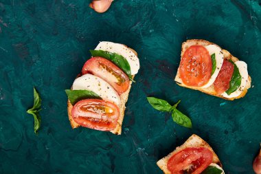 Domatesli bruschetta, mozzarella peyniri ve fesleğen. 