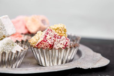 Metal tepsi üzerinde kase çeşitli Türk zevk seti