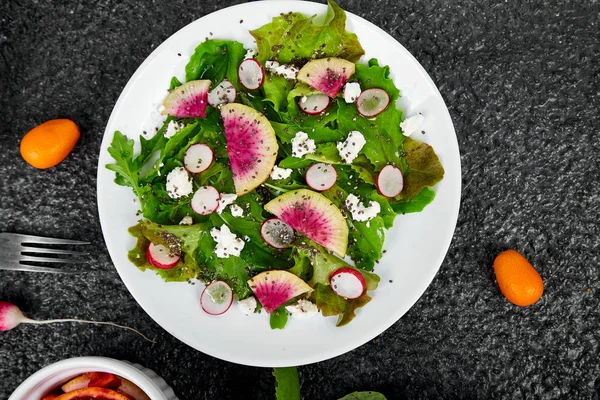 Čerstvý salát radish. Vegan, Vegetariánská, čistá jídla, dieting, potravinářský koncept. — Stock fotografie