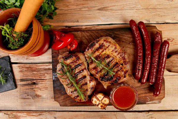 Parrilla de carne de cerdo en tabla de cortar de madera — Foto de Stock