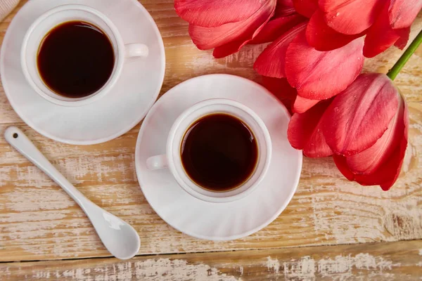 Две Чашки Кофе Кружку Розовыми Цветами Тюльпан Букет Деревенском Деревянном — стоковое фото