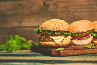 Siyah arka plan üzerinde izole ahşap masada Craft sığır burger.