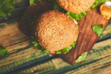 Siyah arka plan üzerinde izole ahşap masada Craft sığır burger.