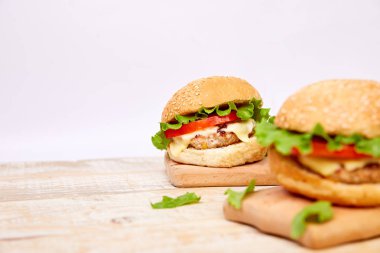 Hafif arka plan üzerinde ahşap masada Craft sığır burger