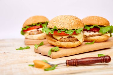 Hafif arka plan üzerinde ahşap masada Craft sığır burger