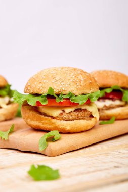 Hafif arka plan üzerinde ahşap masada Craft sığır burger