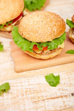 Hafif arka plan üzerinde ahşap masada Craft sığır burger
