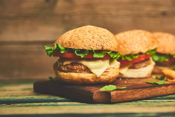 Siyah arka plan üzerinde izole ahşap masada Craft sığır burger.