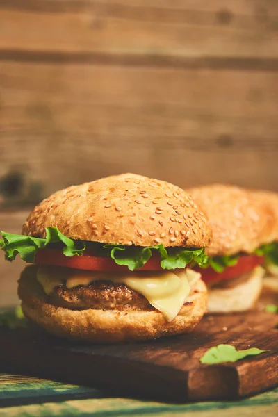 Siyah arka plan üzerinde izole ahşap masada Craft sığır burger.