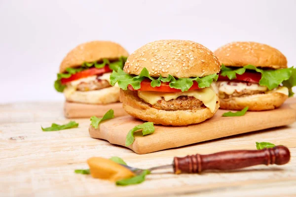 Hafif arka plan üzerinde ahşap masada Craft sığır burger