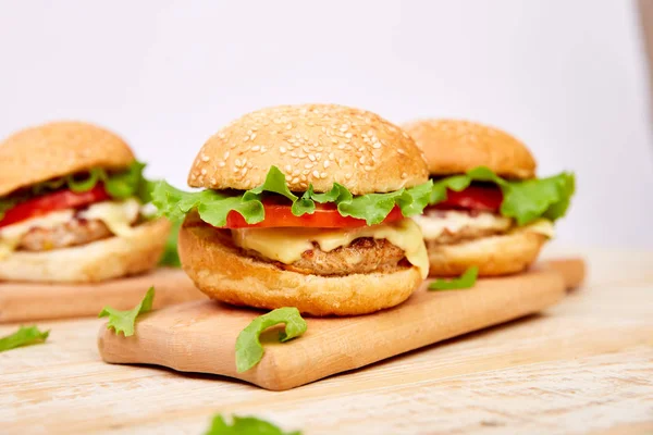 Hafif arka plan üzerinde ahşap masada Craft sığır burger