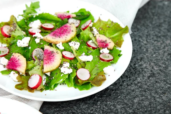 Salade de radis pastèque frais. Vegan, végétarien, manger propre, régime, concept alimentaire . — Photo