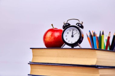 Tahtaya tebeşir le yazarak okula geri dön