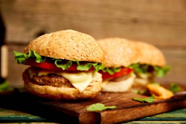 Siyah arka plan üzerinde izole ahşap masada Craft sığır burger