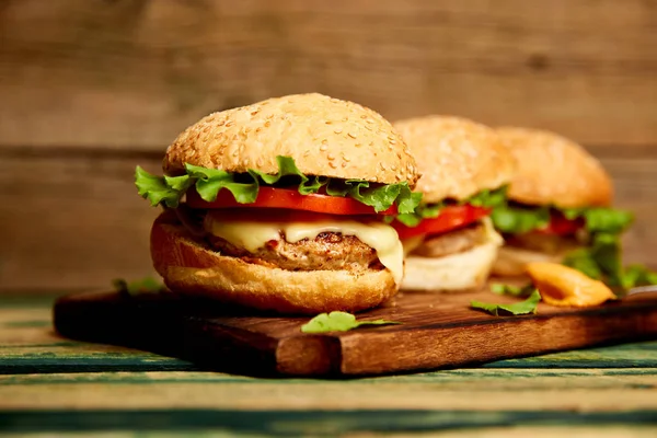 Hamburguesa Artesanal Ternera Sobre Mesa Madera Aislada Sobre Fondo Negro —  Fotos de Stock