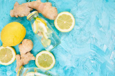 Malzemeler ile şişeler Detox su, zencefil, limon, nane