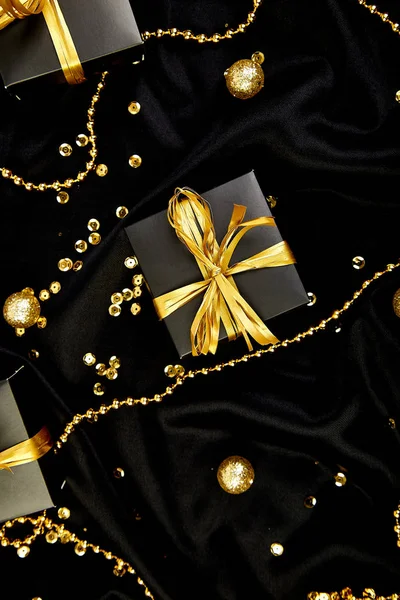 Luxo caixas de presente preto com fita de ouro — Fotografia de Stock