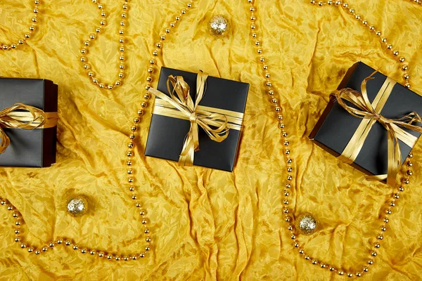 Cajas de regalo negras de lujo con cinta de oro — Foto de Stock