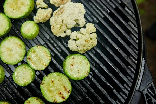 Zucchine grigliate vegetali su enorme griglia a gas  . — Foto Stock