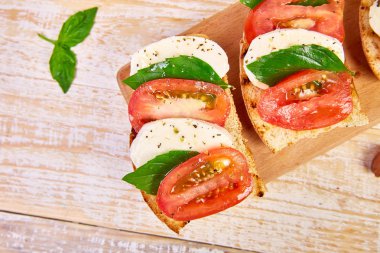 Domatesli bruschetta, mozzarella peyniri ve fesleğen. 