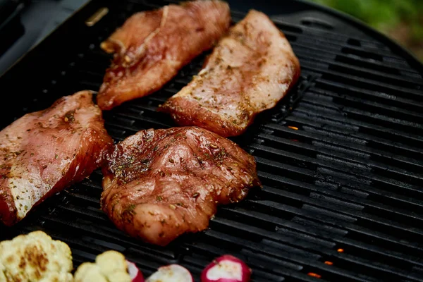 烤火鸡肉。牛排火鸡烤在巨大的气体烧烤 . — 图库照片