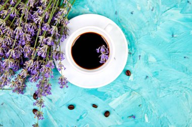 Yukarıdan mavi arka plan üzerinde kahve ve lavanta çiçeği.