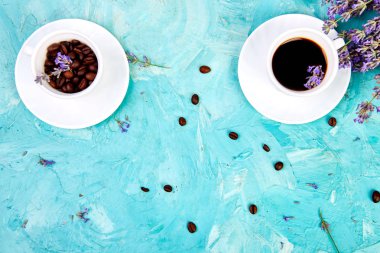 Yukarıdan mavi arka plan üzerinde kahve ve lavanta çiçeği.