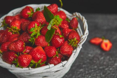 Beyaz sepetteki çilekler. Taze çilek. Güzel çilekler..